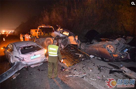 失控大罐車追撞18輛小車致8死26傷現(xiàn)場(chǎng)慘烈 吊車救援現(xiàn)場(chǎng)